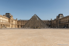 CoronaVirus-Paris-La pyramide du Louvre