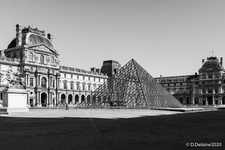 CoronaVirus-Paris-la Pyramide du Louvre